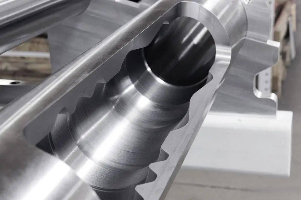 Diepgatboren bij de bewerking van hydraulische spruitstukken